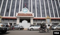 យានយន្តបរកាត់ក្រសួងរៀបចំដែនដីនគររូបនីយកម្មនិងសំណង់កន្លែងដែលប្រជាពលរដ្ឋរងគ្រោះដីធ្លីមកពីខេត្តកំពង់ស្ពឺហែរញត្តិដើម្បីស្វែងរកកិច្ចអន្តរាគមន៍ពីរដ្ឋមន្រ្តី នៅថ្ងៃសុក្រ ទី១២ ខែសីហា ឆ្នាំ២០១៦ នៅរាជធានីភ្នំពេញ។ (ឡេង ឡែន/VOA)