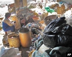 工人们在分拣垃圾