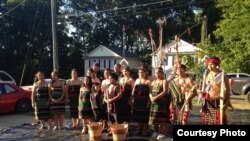 ជនជាតិដើមភាគតិចពូនងស្លៀកពាក់សម្លៀកបំពាក់ប្រពៃណីរបស់ខ្លួននៅក្នុងទីក្រុង Charlotte រដ្ឋ North Carolina កាលពីឆ្នាំ២០១៥។ (រូបថត៖ ផ្តល់ឲ្យដោយ​អ្នកស្រី Becky Butler)