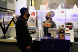 Suasana di Grand Central Market, Los Angeles, Senin, 16 November 2020.