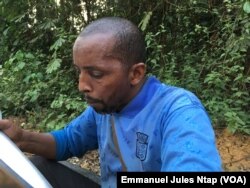Idriss, collecteur d’or à Eseka, au Cameroun, le 21 janvier 2018. (VOA/Emmanuel Jules Ntap)