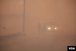 The sandstorm blocked out the sun as locals said that in al-Shadady, Islamic State militants were less violent than in other parts of Syria, in al-Shadady, Syria, Oct. 28, 2017. (H. Murdock/VOA)
