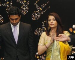 Bollivud yulduzlari Ayshvarya Ray va Abxishek Bachchan Dehlida Fransiya elchixonasi tashkil qilgan tadbirni tark etmoqda. 13 may 2011 yil. Ayshvarya Ray sharafiga uyushtirilgan bu yig’in Mumbaydagi portlash ketidan qoldirilgan.