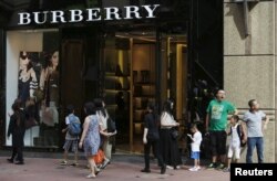 중국령 홍콩의 버버리 상점 앞에서 쇼핑객들이 서 있다. (자료사진)
