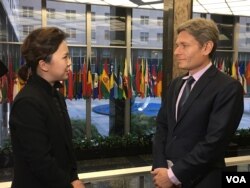 톰 말리노스키 미국 국무부 민주주의·​인권·​노동 담당 차관보(오른쪽)가 11일 워싱턴 국무부 건물에서 VOA 조은정 기자와 인터뷰 하고 있다.