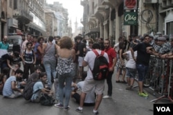 Activists gather outside a police station in Gemmayze, Beirut, demanding the release of demonstrators arrested earlier in the day and shutting down part of the road in the process. The demonstrators were subsequently released," Sept. 16, 2015. (J. Owens/VOA)