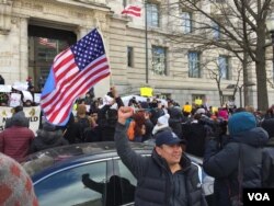 Around the country, businesses closed and pro-immigrant protesters took to the streets to challenge a series of decisions by the government that targeted foreign-born residents. (V. Macchi/VOA)