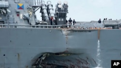 美国海军导弹驱逐舰“约翰·S·麦凯恩号”在新加坡附近海域与一艘商船相撞后受损。