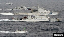 2013年5月， 中国海监船和日本海上保安厅巡逻舰在中国东海 (资料照片)