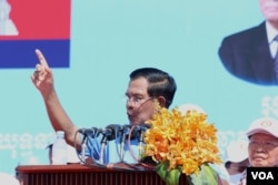 រូបឯកសារ៖ លោក​នាយករដ្ឋមន្ត្រី​ ហ៊ុន សែន ប្រធាន​គណបក្ស​ប្រជាជន​កម្ពុជា​ នៅក្នុង​ការដង្ហែក្បួន​ឃោសនា​ថ្ងៃចុងក្រោយ ក្នុង​រាជធានី​ភ្នំពេញ​ ថ្ងៃទី២ ​ខែ​មិថុនា​ ឆ្នាំ​២០១៧។ (ហ៊ាន សុជាតា/ VOA)