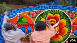 کراچی: ٹرک آرٹسٹ ہیوی لوڈر ٹرک کے اوپری سطح پر نقش و نگار بنارہے ہیں