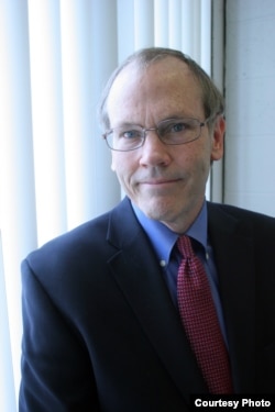 លោក​សាស្ត្រាចារ្យ Alex Hinton អ្នកនិពន្ធសៀវភៅ៖ «Justice Facade: Trials of Transition in Cambodia‍»។ (រូប​ផ្ដល់​ឲ្យ​ដោយ Lawrence Lerner)