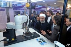 9일 '원자력 기술의 날'을 맞아 이란의 핵기술 성취를 보여주는 전시회가 마련된 가운데, 하산 로하니 이란 대통령이 전시회를 관람하고 있다.