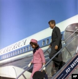 President and Mrs. Kennedy descend the stairs from Air Force One at Love Field in Dallas, TX, 22 November 1963.