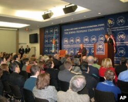 美财长盖特纳在约翰·霍普金斯大学发表演讲