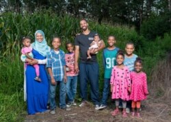 Sakinah dan Omari bersama anak-anak mereka (foto: courtesy).