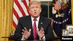 Trump menegaskan keinginannya untuk bangun tembok perbatasan, saat pidato di televisi.