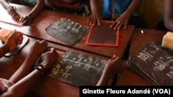Des enfants placés apprenant à lire et à écrire à Cotonou, Bénin, le 13 juin 2019. (VOA/Ginette Fleure Adandé)