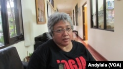 Koordinator Nasional Jaringan Nasional Pekerja Rumah Tangga (JALA PRT), Lita Anggraini, di kantor Komnas Perempuan, Jakarta, Kamis 15 September 2016. (Foto:VOA/Andylala).