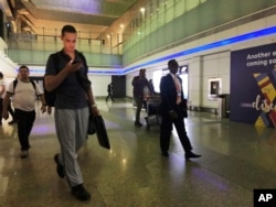 Kru kapal MT Front Altair tiba di Bandara Internasional Dubai, Uni Emirat Arab, 15 Juni 2019, setelah berada di Iran selama dua hari.