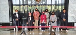 Siti Badriyah (berjaket hitam dan jilbab pink) bersama Direktur Eksekutif Anis Hidayah (berbaju abu-abu) mengikuti sidang uji materi di Mahkamah Konstitusi, Juli 2020. (Foto: privat)