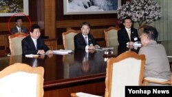 조명균 한국 통일부 장관 후보자는 2007년 10·4 정상선언을 성사시킨 주역 중 한 명이다. 사진은 2007년 10월 제2차 남북정상회담 때 배석해 회의록을 작성하는 조 후보자의 모습(붉은 원).