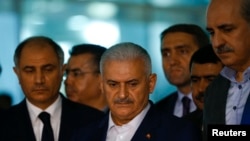 Bosh vazir Binali Yildirim Otaturk aeroportida, portlashlardan keyin. 29-iyun 2016-yil