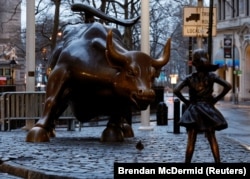 纽约华尔街附近著名的铜牛像对面，树立起“无畏女孩”铜像，迎接国际妇女节（2017年3月7日）