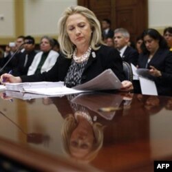 AQSh, deydi Xillari Klinton, SPIDga qarshi kurashda lider bo'lib qolishi kerak