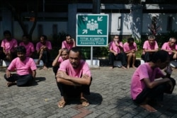Orang dengan gangguan jiwa menunggu tes sampel swab COVID-19 di panti sosial di Jakarta, 23 Agustus 2021. (REUTERS/Ajeng Dinar Ulfiana)
