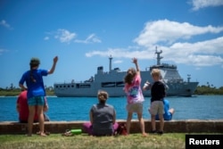 27일 인도네시아의 마카사르 (KRI Makassar) 군함이 환태평양합동군사훈련(RIMPAC·림팩)에 참여하기 위해 하와이주 호놀룰루의 펄 하버-히캄 기지에 도착하고 있다.