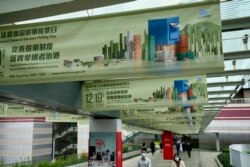 Spanduk promosi pemilu legislatif di Hong Kong, 23 November 2021.