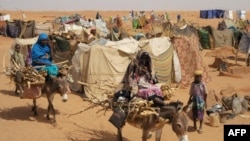 د ډارفور سیمې ګڼ شمیر خلک بې کوره شوي او په موقتي سرپناوو کې ژوند کوي. 