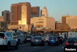 지난 11일 캘리포니아 주 로스엔젤레스 인근 고속도로에서 차들이 서행하고 있다. (자료사진)