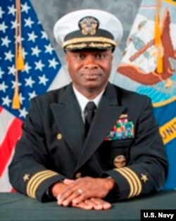 美国海军“拉森号”导弹驱逐舰舰长、海军中校罗伯特·弗朗西斯。