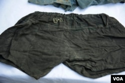 ​គ្រឿង​វាយនភណ្ឌ​ដែល​សេសសល់​របស់​ជន​រងគ្រោះ​នៃ​គុក​ទួល​ស្លែងត្រូវ​បាន​ដាក់​បង្ហាញ​នៅ​ក្នុង​ពិធីចុះ​ហត្ថលេខា​លើ​កិច្ច​ព្រម​ព្រៀងលើ​គម្រោង​ «ការអភិវឌ្ឍវត្ថុតាង​វាយនភណ្ឌ​សតវត្សទី២០» នៃ​មូល​និធិឯកអគ្គរដ្ឋទូត​អាមេរិក​សម្រាប់​វប្បធម៌ ​នៅ​សារមន្ទីរ​ឧក្រិដ្ឋកម្ម​ប្រល័យ​ពូជសាសន៍​ទួល​ស្លែង​កាល​ពី​ព្រឹក​ថ្ងៃ​ចន្ទ​ទី​១១ ធ្នូ​ ឆ្នាំ ២០១៧។ (ទុំ ម្លិះ/VOA)​