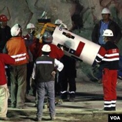 Kapsul yang dipakai untuk mengangkut para penambang satu persatu ke permukaan.