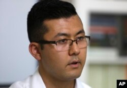 Kamalturk Yalqun di Philadelphia berbicara mengenai ayahnya, Yalqun Rozi, yang dipenjara, 18 April 2019. (Foto: AP)