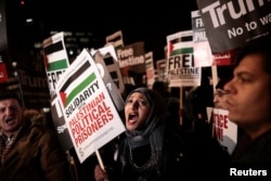 Britaniyada ham AQSh elchixonasi oldida norozilik namoyishlari bo'lib o'tdi, London, 9-dekabr, 2017-yil.