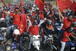 Ribuan pekerja pabrik di Cikarang, Jawa Barat ikut dalam aksi mogok buruh nasional untuk menuntut kenaikan upah dan penghapusan outsourcing pada Oktober 2012. (Foto: AP)