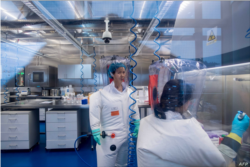 资料照：武汉病毒研究所的病毒学家石正丽（左）在该所的P4实验室内。