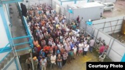 សមត្ថកិច្ច​ចម្រុះ​កំពុង​ចុះ​ត្រួតពិនិត្យ​និង​ឃាត់ខ្លួន​ជនជាតិ​ចិន​ជិត​៣០០នាក់​ដែល​ធ្វើ​ការ​សំណង់​ខុស​ច្បាប់​នៅ​កម្ពុជា​កាល​ពី​ថ្ងៃទី​២៤​ ខែ​វិច្ឆិកា ឆ្នាំ​២០១៦។ (រូបភាព​ពី​នាយកដ្ឋាន​ស៊ើប​អង្កេត​និង​អនុវត្ត​នីតិ​វិធី​នៃ​ក្រសួង​មហាផ្ទៃ)