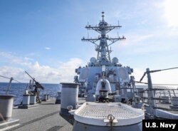 Kapal perusak berpeluru kendali kelas Arleigh Burke USS Benfold (DDG 65) berlayar melalui Laut China Selatan. (Foto: Angkatan Laut AS)