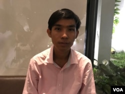 រូបឯកសារ៖ ចៅសង្កាត់ដែលទើបតែជាប់ឆ្នោតថ្មីនៅសង្កាត់សាលាកំរើក ក្រុងសៀមរាប ខេត្តសៀមរាប លោក ជិន សុខង៉េង។ (វីន ធីតា/VOA)