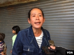 អ្នកស្រី គឹម សារ៉ាន់ អតីត​អ្នក​រស់នៅ​ក្នុង​បុរីកីឡា​ម្នាក់​ទៀត​ដែល​ត្រូវ​បាន​សន្តិសុខ​ខណ្ឌ​រុញច្រាន​ឲ្យ​ចេញពី​អគារ ផ្តល់​បទ​សម្ភាសន៍​ឲ្យ​អ្នក​សារព័ត៌មាន​ កាលពី​ថ្ងៃអង្គារ ទី៣ ខែមករា ឆ្នាំ២០១៧។ (កាន់ ​វិច្ឆិកា/VOA)