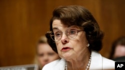 来自加州的美国参议院司法委员会资深议员范斯坦2017年7月12日在联邦调查局局长提名人克里斯托弗·雷的听证会上。