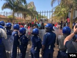 Addressing reporters Sunday foreign minister Sibusiso Moyo said President Emmerson Mnangagwa’s government regretted security forces’ descending heavily opposition protestors (1 August, 2018) who were calling on the Zimbabwe Electoral Commission and used live ammunition and killed at least six protested (C. Mavhunga/VOA)