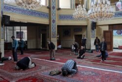 Sebuah masjid di Teheran, Iran, terlihat sepi saat mulai merebaknya pandemi corona, 17 Maret 2020. (Foto: WANA (Kantor Berita Asia Barat) / Ali Khara via REUTERS)