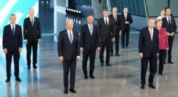 Para pemimpin NATO berpose bersama dalam KTT di Brussel, Belgia, Senin (14/6).