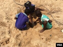 FILE - School children trap water from a dry river in Masvingo district – about 300 km south of Harare, Zimbabwe. (S. Mhofu/VOA)